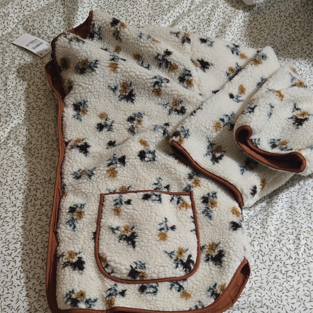 Cream Teddy Jacket with Floral Pattern - Picture 4 of 4